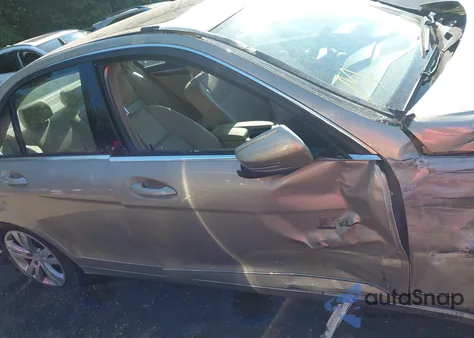 2010 Mercedes-Benz C 300 Luxury/Sport z USA, uszkodzony, nr VIN WDDGF5EB7AR129277